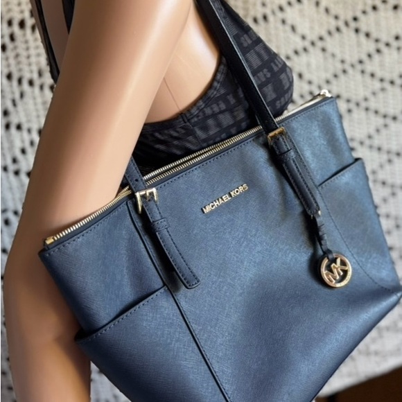 Michael Kors (XMAS SALE!) Jet Set Saffiano Leather (dark Navy/Black in Lighting) - Picture 12 of 14